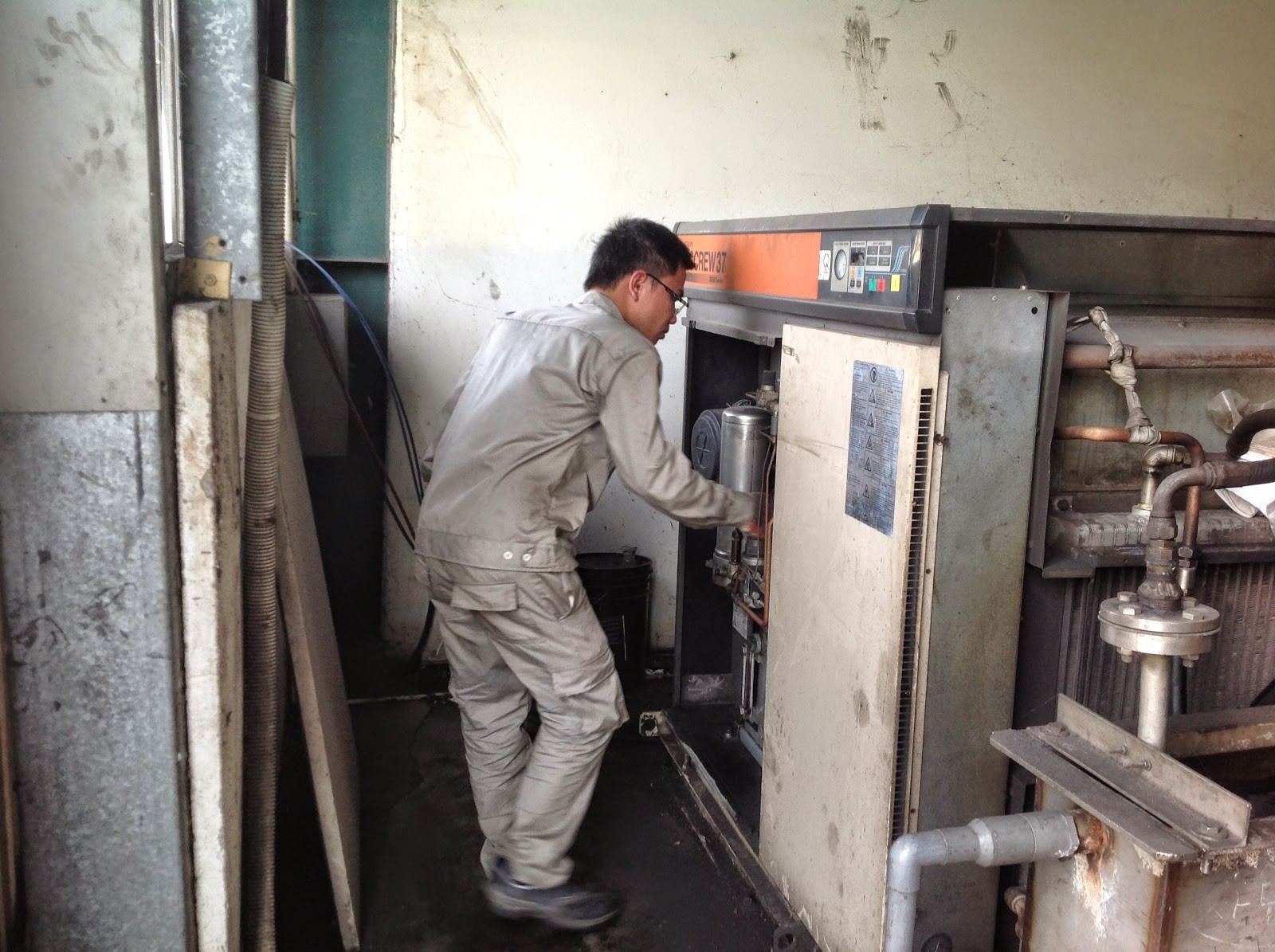 Bảo dưỡng máy nén khí định kỳ để đảm bảo hoạt động tốt.