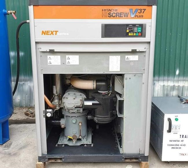 Máy nén khí trục vít có dầu Hitachi được nhiều doanh nghiệp hiện nay ưa chuộng.